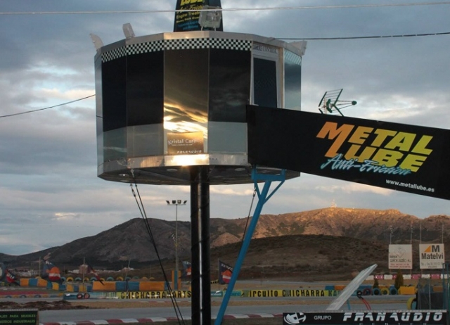  Kontrollturm in der Kartbahn 